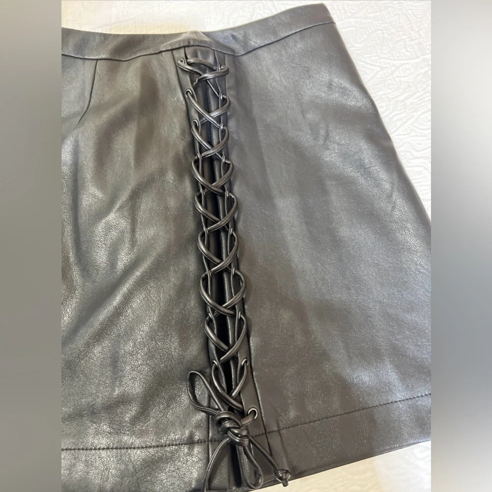 BCBG MAXAZRIA BLACK FAUX LEATHER SIDE LACE UP MINI SKIRT‎ SZ SMALL Y2K